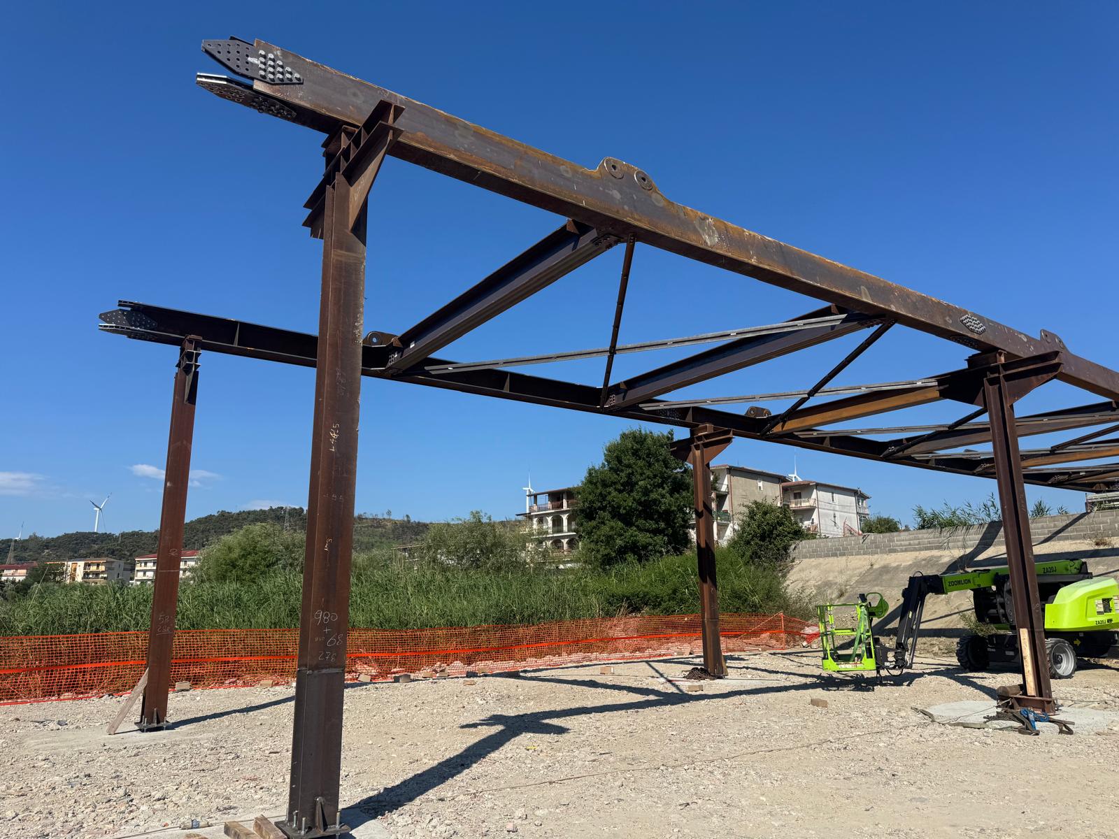 Passerella sull’Esaro: montaggio della carpenteria metallica, maggio 2026.