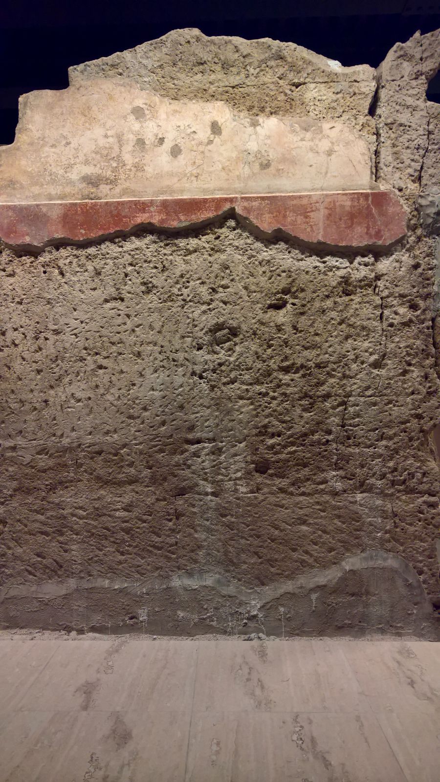 Dettaglio della tessitura muraria e delle tracce di finitura storica.