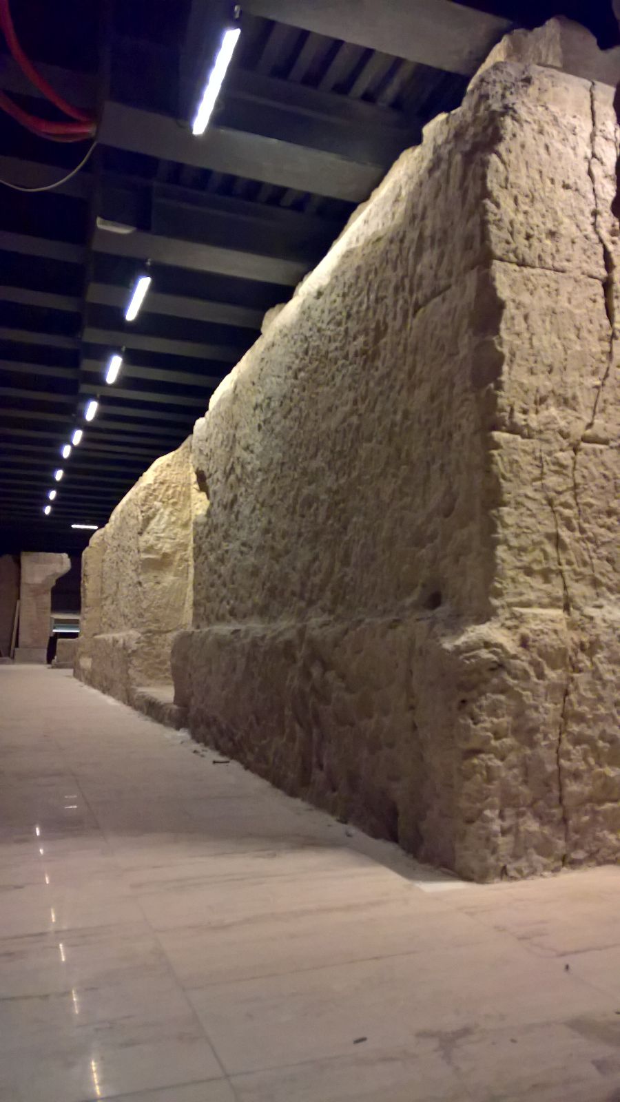 Illuminazione delle murature archeologiche sotto la passerella.