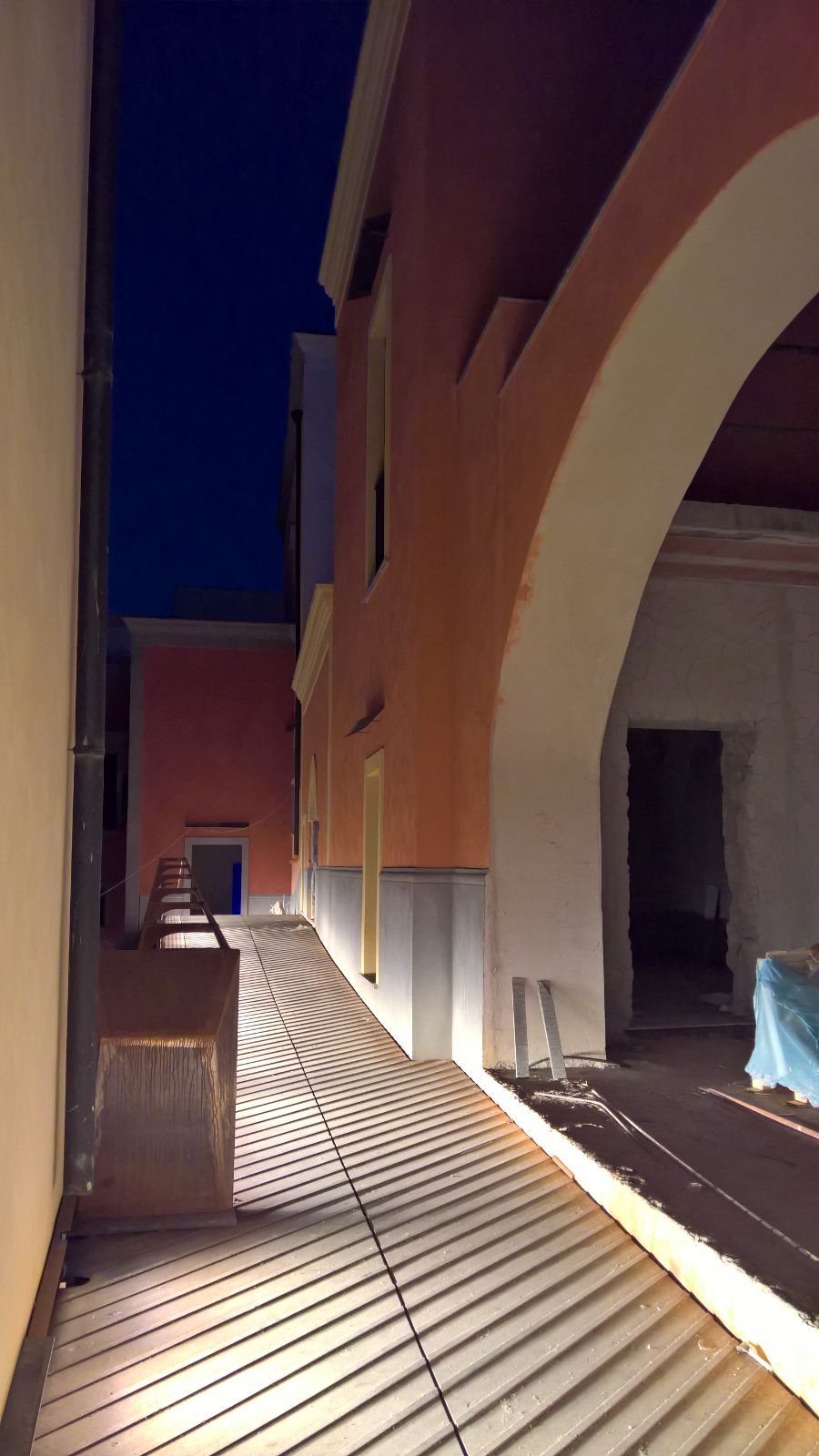 Luce radente lungo il percorso sopraelevato del triportico.