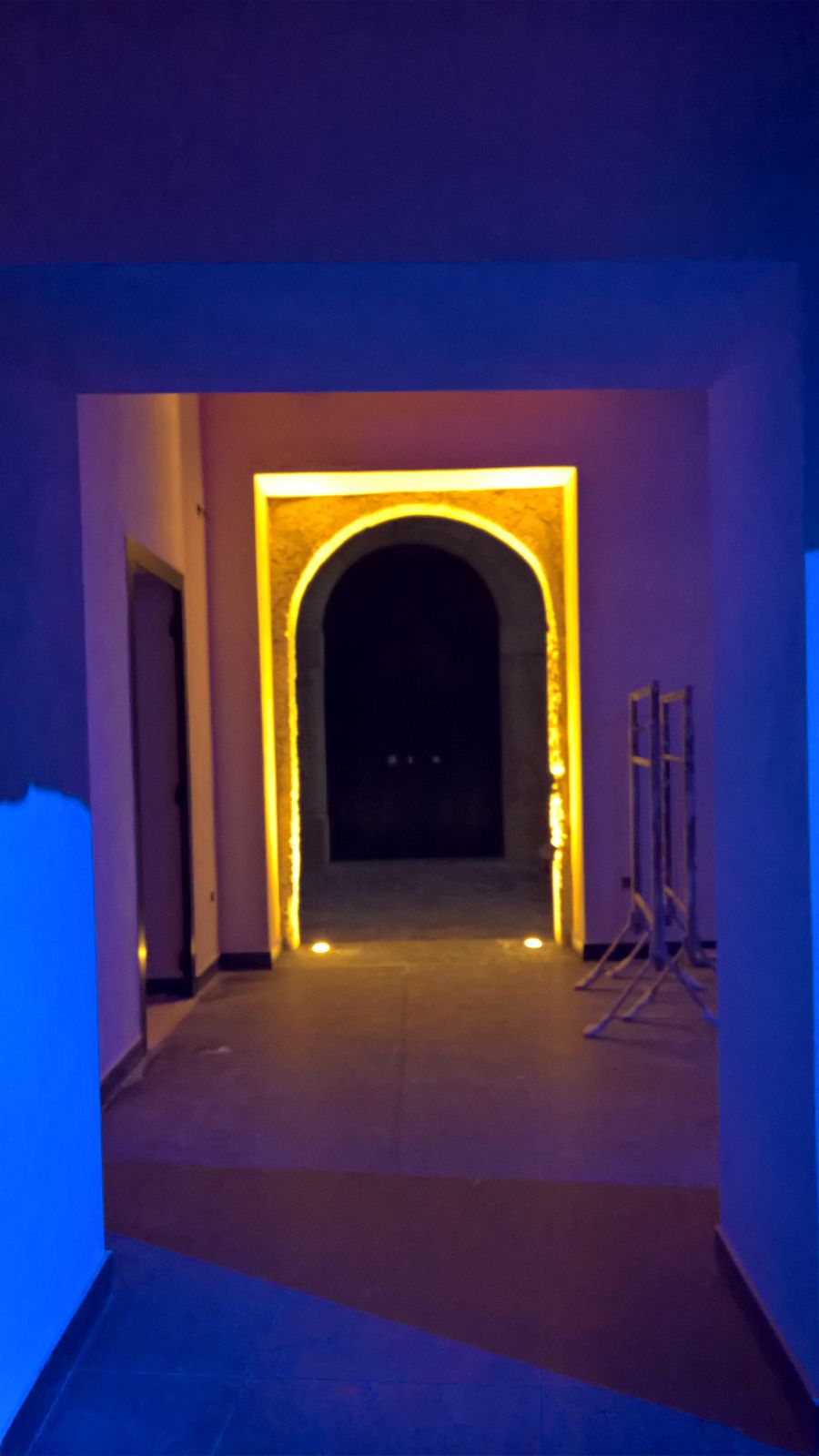 Portali e passaggi: accostamento tra luce calda e luce blu.