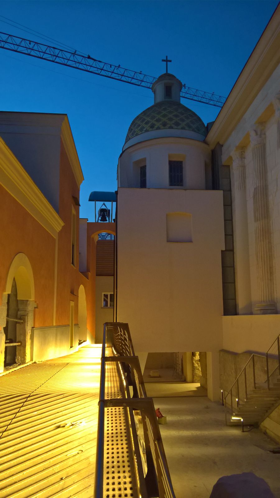 Il percorso illuminato e il rapporto con i volumi architettonici.