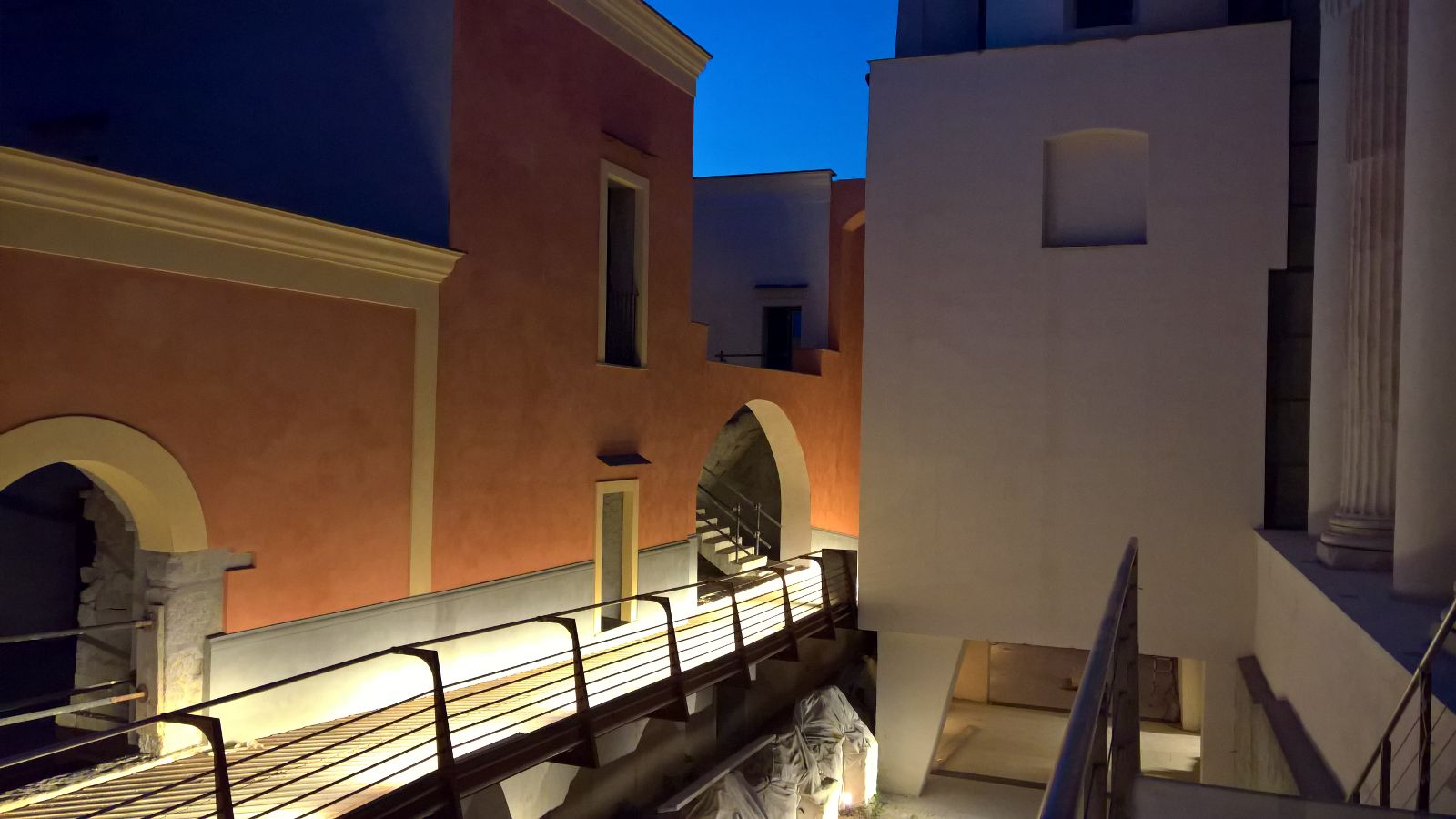 Rione Terra: vista serale delle passerelle e dei prospetti del triportico